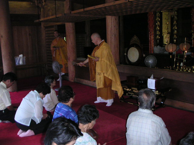 参拝客の皆様にお加持をしています。