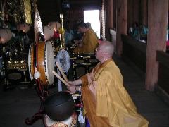 太鼓を打ち鳴らして祈祷を始めます。