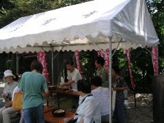 本道脇ではお茶がふるまわれます。